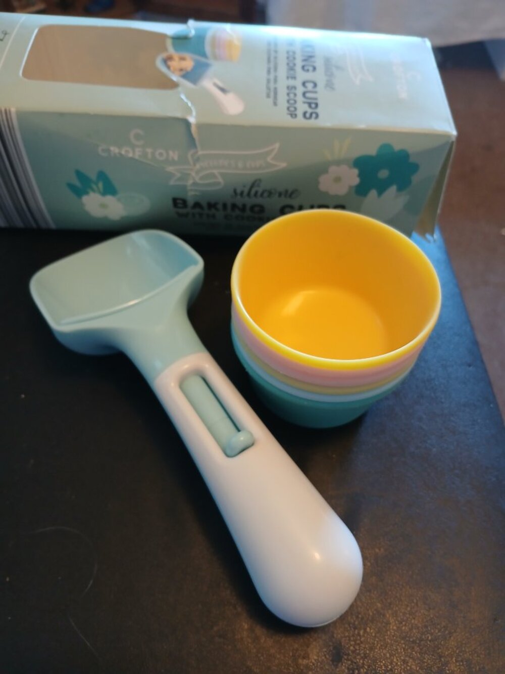 🧁 CROFTON silicone baking cups set with a handy cookie scoop.
